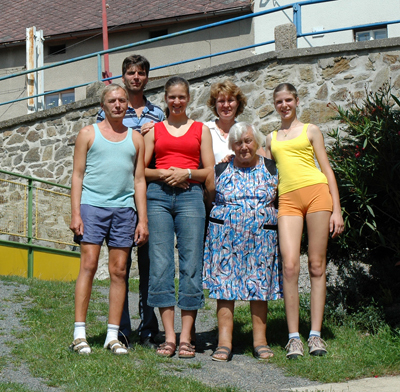 zleva doprava - strejda Pepa, tatínek, já, maminka, babička, ségra